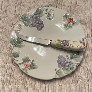 New Pfaltzgraff grapevine cheese Tray w/ sculpted slicer old stock unused
